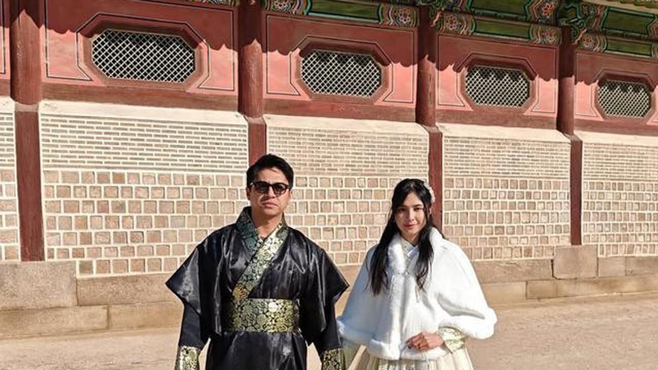 5 Potret Mikha Tambayong dan Deva Mahenra Pakai Hanbok saat Liburan ke Korea Selatan, Tampil Serasi