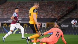 Gelandang West Ham United, Jesse Lingard (kiri) melepaskan tendangan yang berbuah gol pertama timnya ke gawang Wolverhampton Wanderers dalam laga lanjutan Liga Inggris 2020/2021 pekan ke-30 di Molineux Stadium, Senin (5/4/2021). West Ham menang 3-2 atas Wolverhampton. (AFP/Laurence Griffiths/Pool)