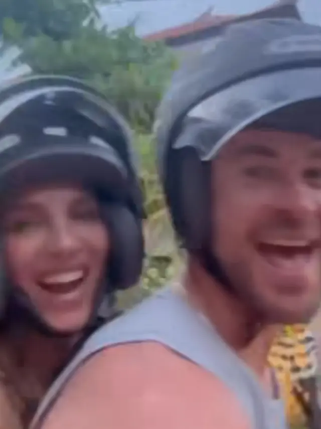 Chris Hemsworth Tertib Pakai Helm