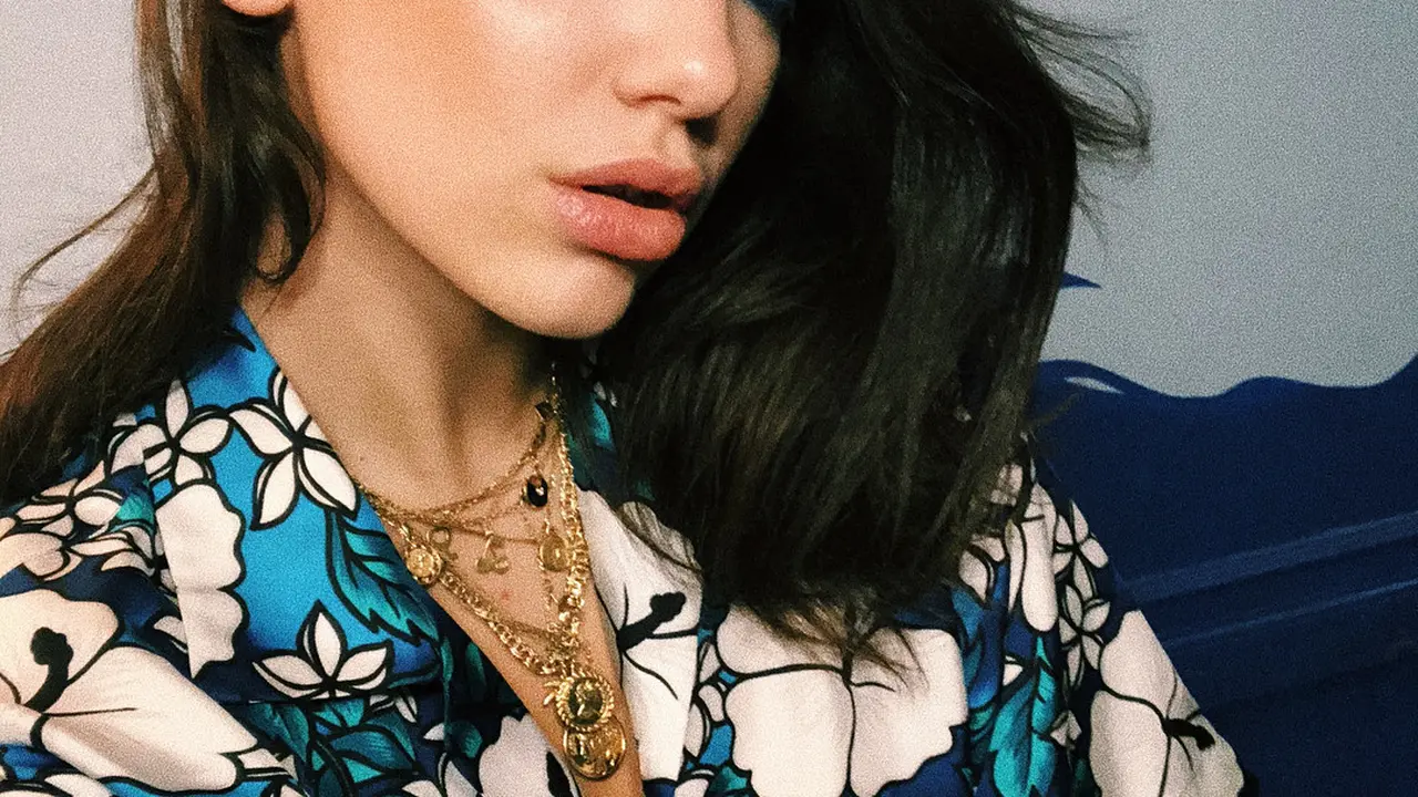 [Bintang] Sering Menjulurkan Lidah, 3 Makeup Andalan Dua Lipa Ini Super Edgy!