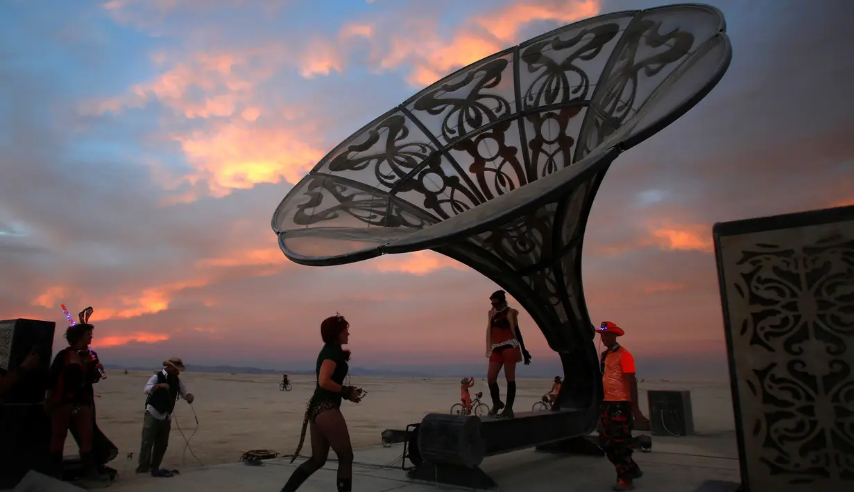 Peserta mengeksplorasi seni instalasi La Victrola dalam Festival Burning Man, yang digelar di padang pasir Black Rock, Nevada, Amerika Serikat. (01/09). Festival seni tahunan digelar 28 Agustus hingga 5 September 2016. (REUTERS/Jim Urquhart)