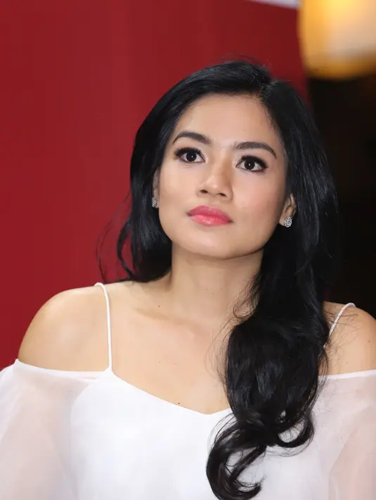 Ditemui  di Gandaria City, Jakarta Selatan, Jumat (27/11/2015), Titi Kamal mengaku jika Juna, panggilan untuk putra kecilnya, telah banyak tahu dan penuh inisiatif. Banyak istilah-istilah pintar yang sering diucapkan Juna. (Andy Masela/Bintang.com)