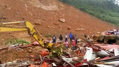 Petugas dibantu warga melakukan pencarian korban usai tanah longsor di Regent, Freetown, Sierra Leone, (14/8). Sedikitnya 312 orang tewas dan lebih dari 2.000 orang kehilangan tempat tinggal mereka. (Society 4 Climate Change Communication via AP)