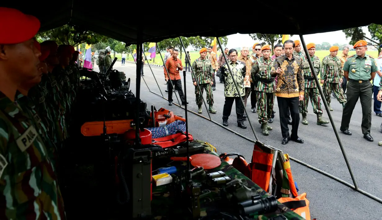 Presiden Jokowi meninjau alat dan senjata Komando Korps Pasukan Khas (KORPASKHAS) di Lanud Sulaiman, Bandung, Selasa (15/11). Jokowi juga menginstruksikan agar KORPASKHAS selalu setia kepada Negara Kesatuan Republik Indonesia. (Biro Pers/Kris)