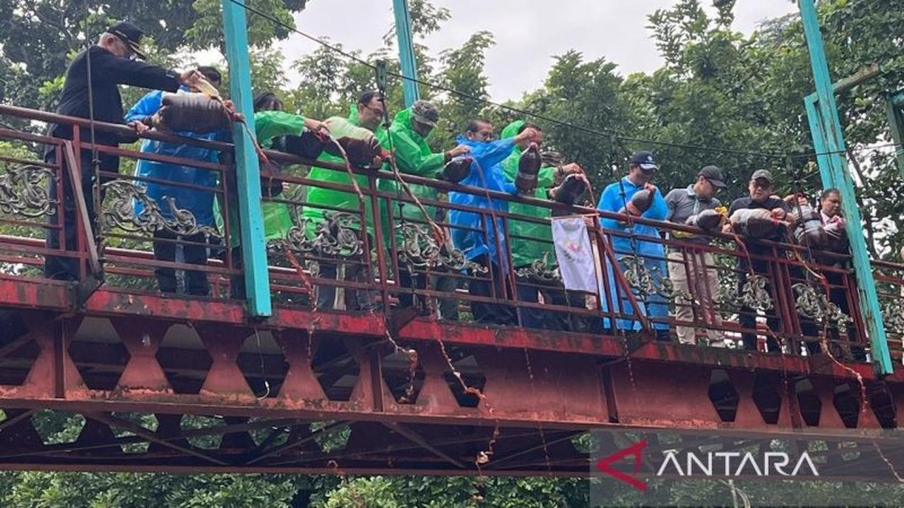 Penebaran Ekoenzim 10.000 Liter di Sungai Jeletreng, Wujud Nyata Ekoteologi Buddha