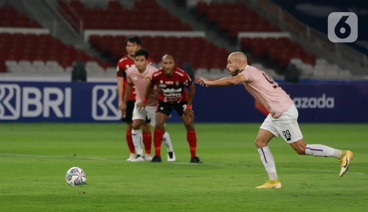 Pemain Persik Kediri Youssef Ezzejjari Lhasnaoui melakukan tendangan penalti dalam laga pembuka BRI Liga 1 2021/2022 antara Bali United di Stadion Utama Gelora Bung Karno, Jumat (27/8/2021). Pertandingan berakhir untuk kemenangan Bali United dengan skor 1-0. (Bola.com/Ikhwan Yanuar)