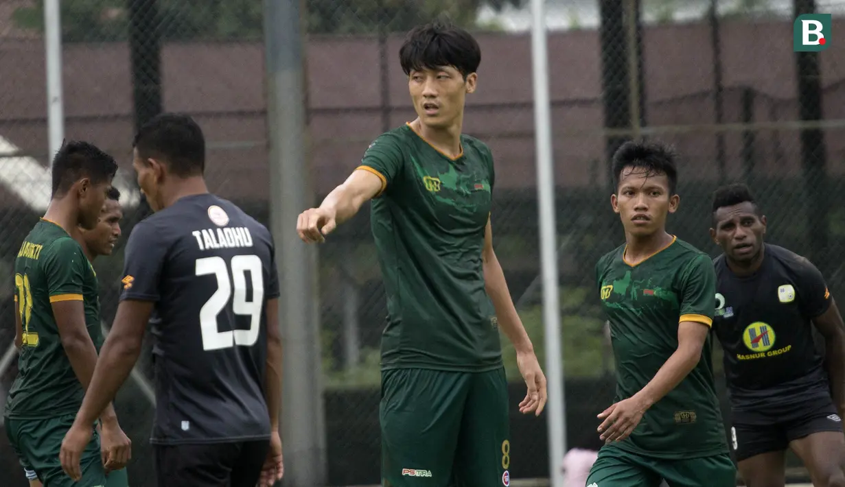 Bek PS Tira, Kim Sang Min, memberikan arahan saat melawan Barito Putera pada laga persahabatan di Lapangan Bais, Bogor, Kamis (22/2/2018). PS Tira kalah 1-2 dari Barito Putera. (Bola.com/Asprilla Dwi Adha)