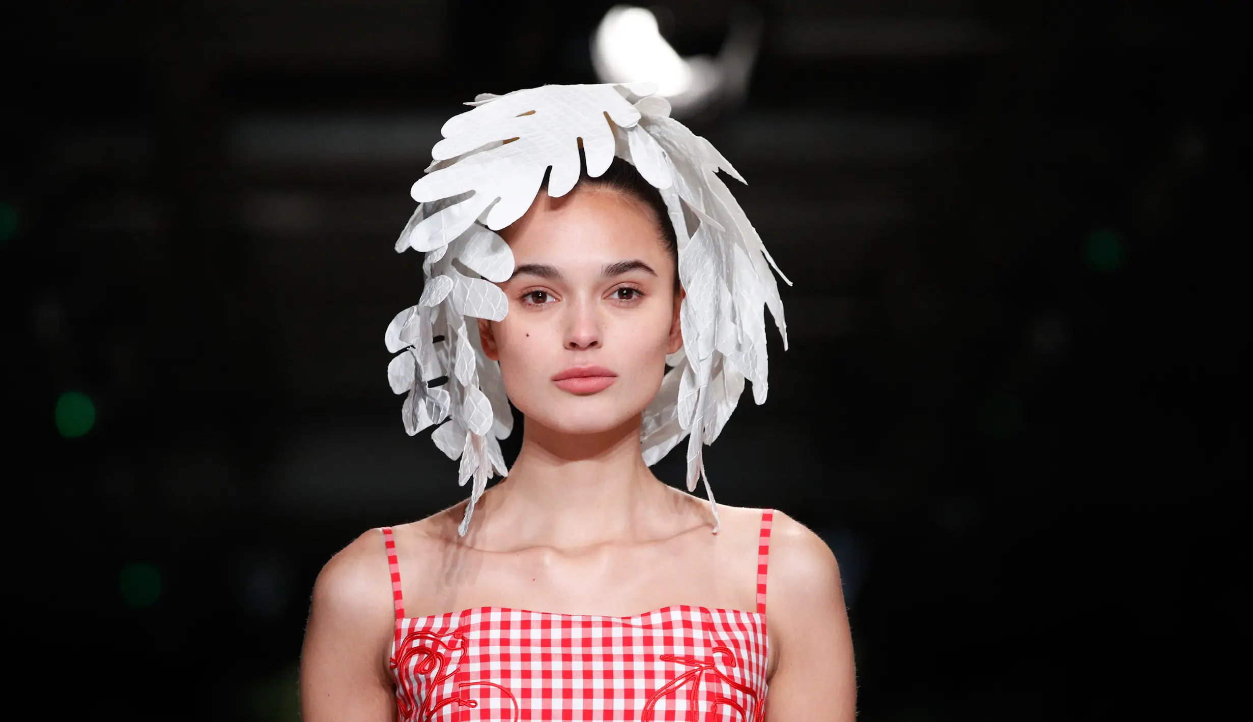 PHOTO: Ada Model dengan Rambut Daun Melenggang di Paris - Foto Liputan6.com