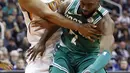 Pebasket Boston Celtics, Jaylen Brown, berebut bola dengan pebasket Phoenix Suns, Alan Williams, pada laga NBA di Talking Stick Resort Arena, Selasa (27/3/2018). Boston Celtics menang 102-94 atas Phoenix Suns. (AP/Ross D. Franklin)