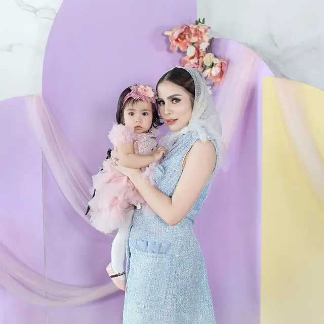 Jadi Hot Mama, Ini 6 Momen Momo Geisha saat Asuh Buah Hati