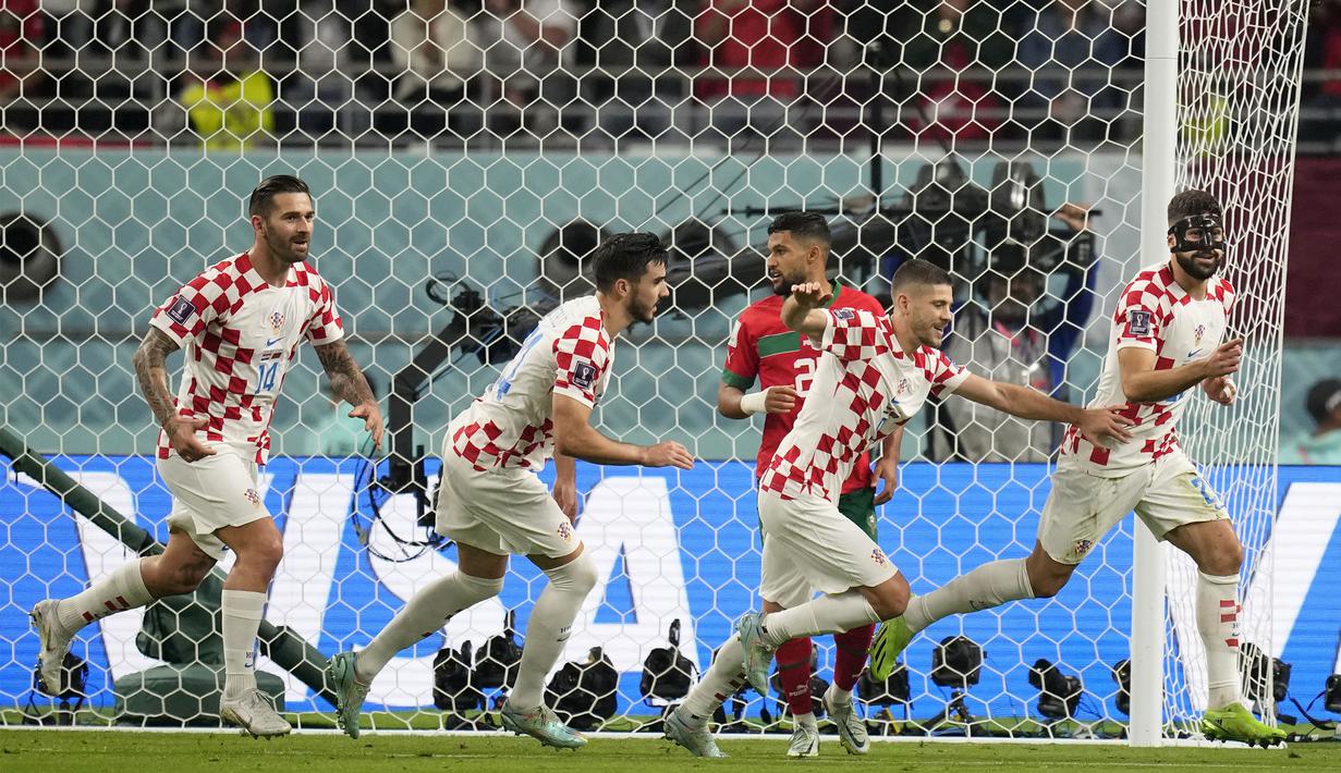 Selebrasi pemain Kroasia setelah Josko Gvardiol (kanan) mencetak gol ke gawang Maroko dalam pertandingan perebutan tempat ketiga di Piala Dunia 2022 yang berlangsung di Khalifa International Stadium, Doha, Sabtu (17/12/2022). (AP Photo/Andre Penner)