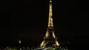 Lampu Menara Eiffel di Paris dipadamkan sebagai penghormatan kepada korban serangan teroris di Masjid Bir el-Abd, Semenanjung Sinai, Mesir (24/11). Menurut saksi, para pelaku menggunakan empat mobil off road. (AFP Photo/Thomas Samson)