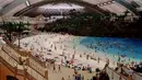 Anda perlu berlibur ke Jepang, karena disini ada kolam renang indoor terbesar yang bernama Ocean Dome, Desain yang menakjubkan di kolam renang ini membuat anda seperti berenang di pantai dalam gedung. (www.unmotivating.com)