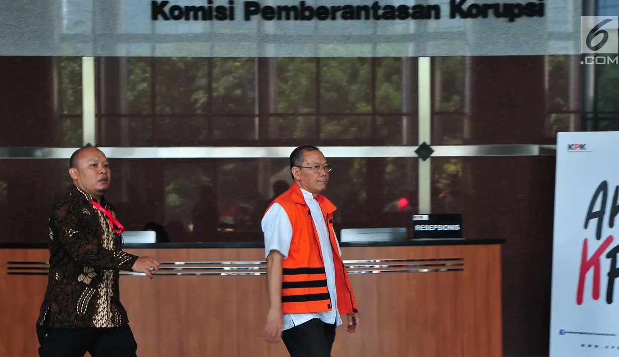 Dirut PT Aquamarin Divindo Inspection Yunus Nafik bersiap menjalani pemeriksaan di KPK, Jakarta, Jumat (8/9). Yunus diperiksa terkait penanganan perkara perdata tentang wanprestasi antara PT EJFS sebagai penggugat dan PT ADI. (Liputan6.com/Helmi Afandi)