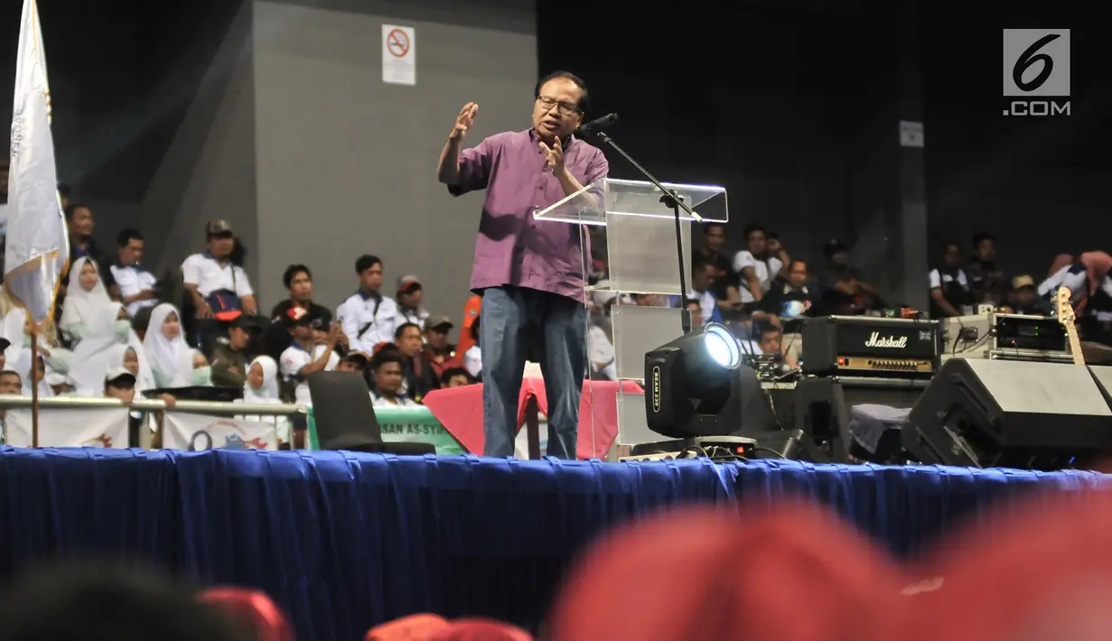 Rizal Ramli menyampaikan sambutan saat peringatan HUT ke-20 KSPI di Jakarta, Rabu (6/2). Dalam acara ini Prabowo Subianto berkesempatan untuk menyampaikan pidato politik di hadapan ratusan buruh. (Merdeka.com/Iqbal S. Nugroho)