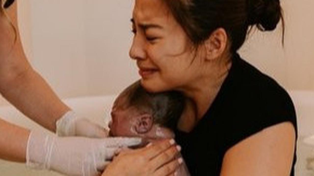 Akhirnya Terungkap, Ternyata Ini Alasan Nikit Willy Melahirkan di Los Angeles dengan Metode Water Birth