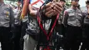 Seorang jurnalis mengikuti aksi solidaritas di depan Kantor Menkopolhukam, Jakarta, (25/8).  Dalam aksinya para Jurnalis juga menuntut agar peristiwa yang kerap berulang tersebut tidak terjadi lagi. (Liputan6.com/Faizal Fanani)