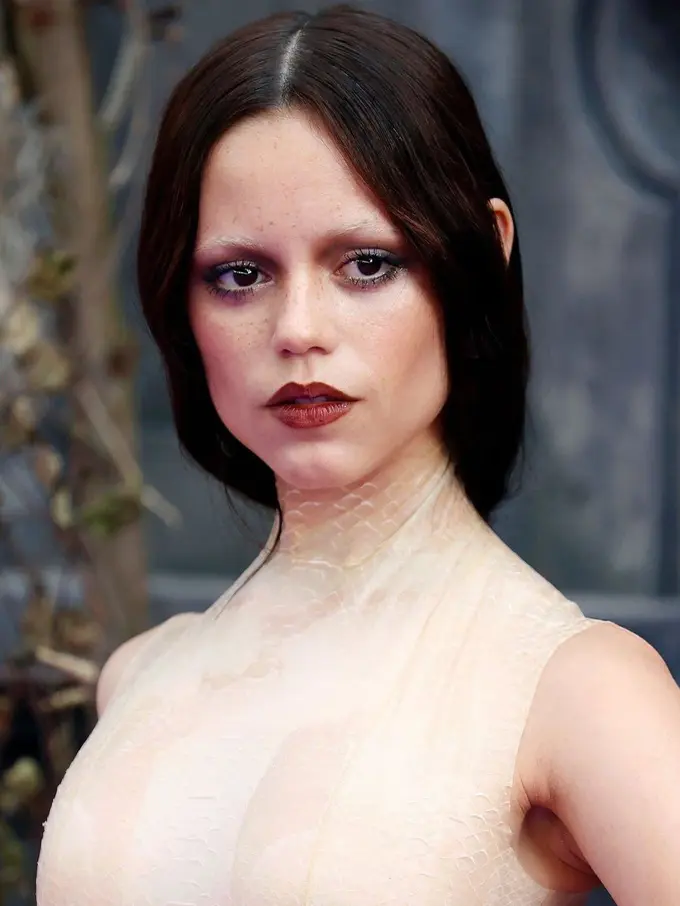 Tampilan Jenna Ortega jadi tren dengan makeup look lelah