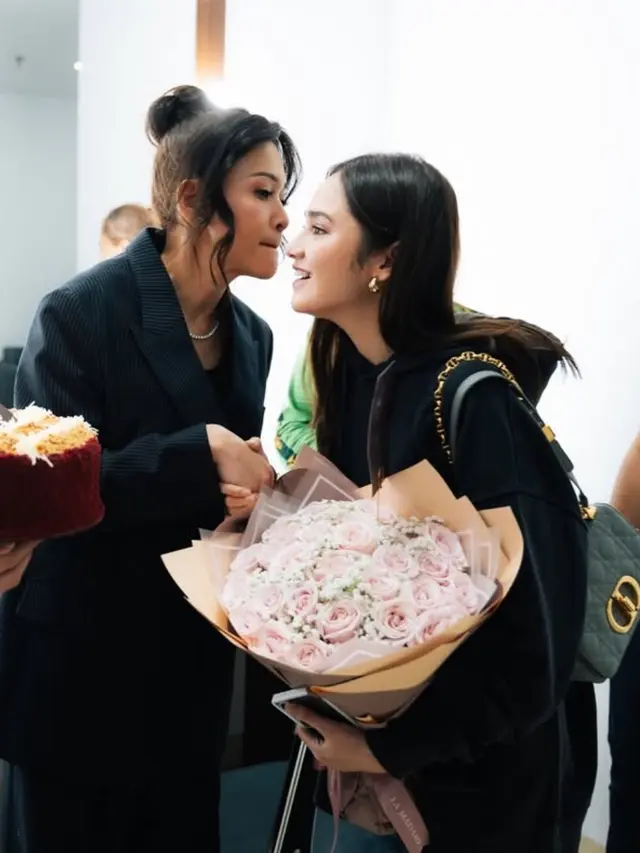Syifa Hadju Berikan Kejutan Ulang Tahun Maia Estianty. [@maiaestiantyreal]