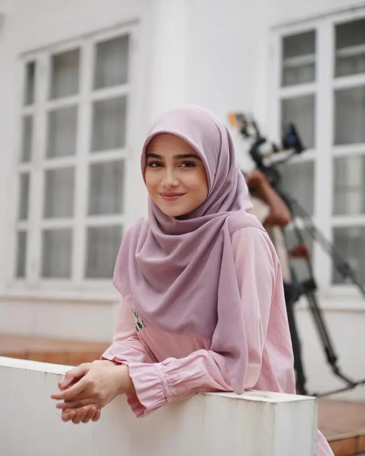 7 Gaya Muslimah Syifa Hadju, Tampil Menawan dan Memukau dengan Hijab