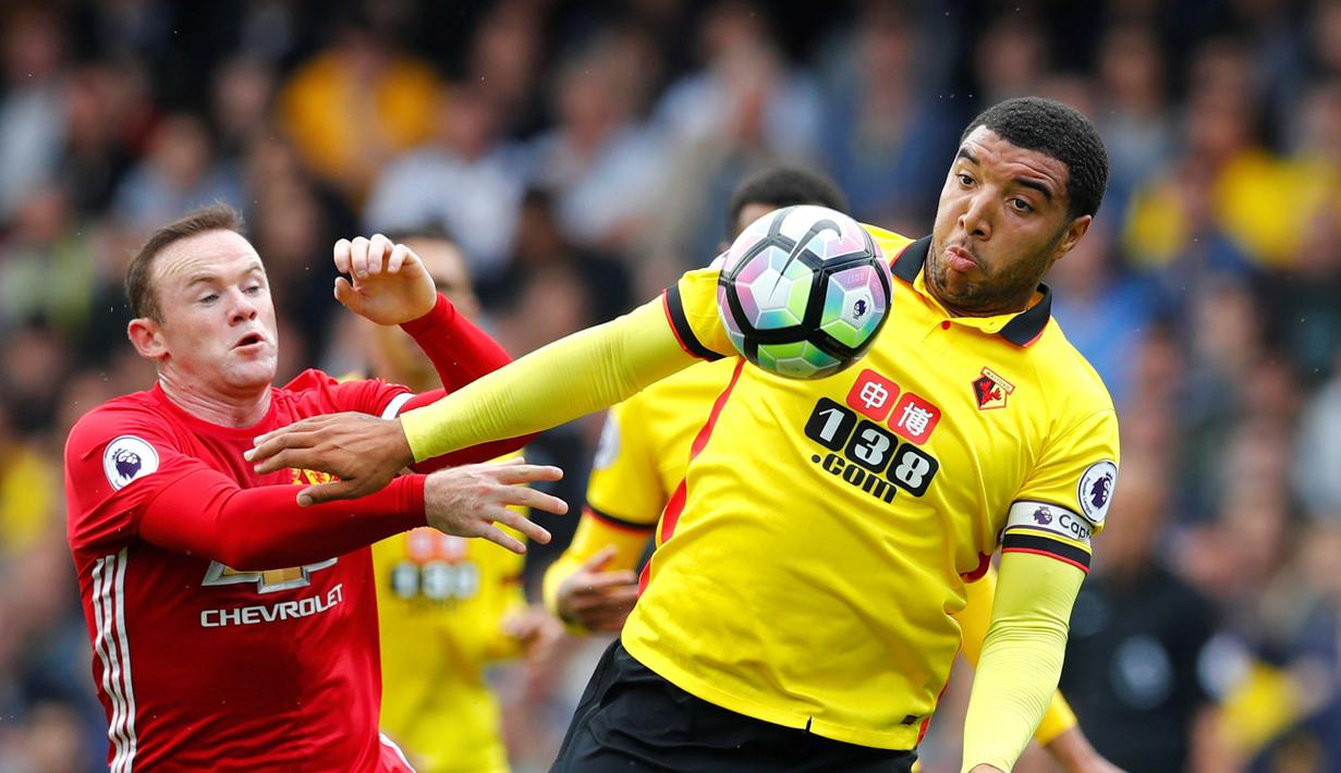 Pemain Watford, Troy Deeney, berebut bola dengan pemain MU, Wayne Rooney, dalam laga Premier League di Stadion Vicarage Road, Minggu (18/9/2016). (Reuters/Eddie Keogh)