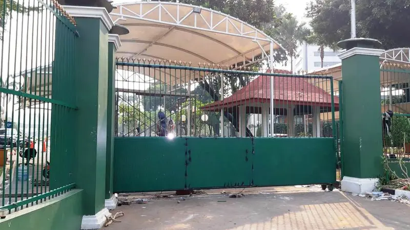 Pintu gerbang belakang gedung DPR yang dirusak saat demo mahasiswa diperbaiki, Rabu (25/9/2019) pagi