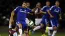Pemain belakang Burnley, Michael Duff (kiri), mencoba menahan pergerakan gelandang Chelsea, Cesc Fabregas, saat berlaga di Stadion Turf Moor, (19/8/2014). (REUTERS/Andrew Yates)