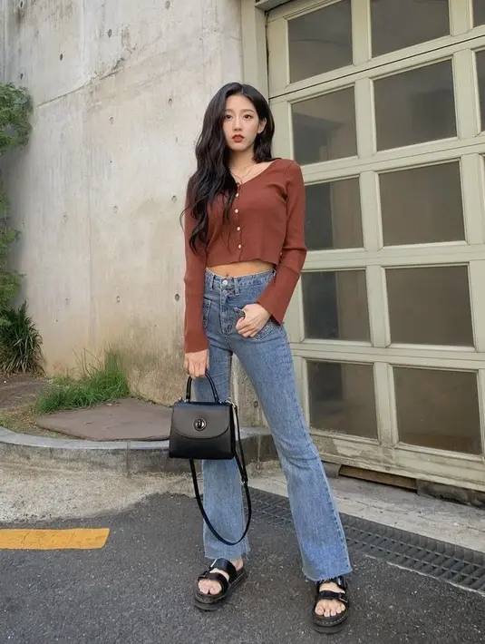 Di samping itu, sosok Yein Eks Lovelyz dikenal dengan gaya kasual yang trendi. Seperti dalam unggahannya di Instagram satu ini. Dara 23 tahun itu tampil kece dalam balutan crop cardigan warna bata dan high waist jeans.  (Instagram/happy_yein).