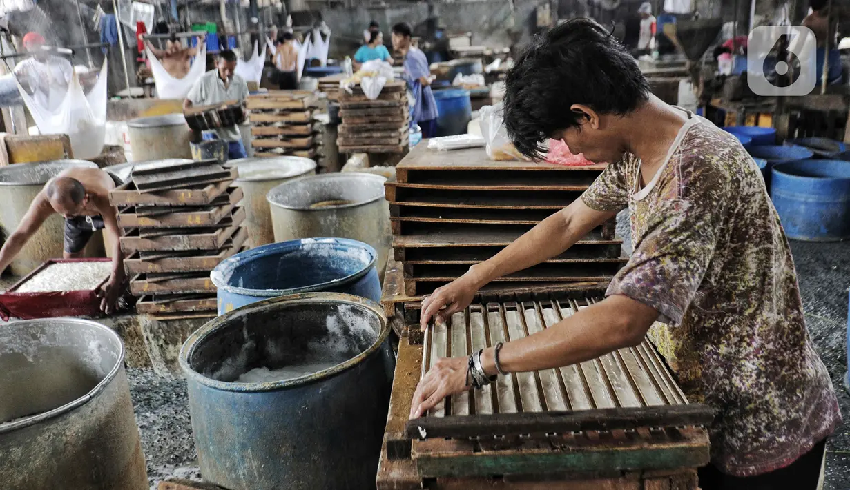 Pekerja tengah membuat tahu di industri rumahan di Jakarta, Minggu (6/11/2022).  Menurut Mendag , kedelai memang (naik), karena kedelai sekarang kan itu belinya bulan Agustus baru sampainya sekarang, harganya mahal yah,” kata Zulkifli Hasan usai Kunker di Pasar Pa’baeng baeng, Makassar, Minggu, (6/11/2022). (Liputan6.com/Angga Yuniar)