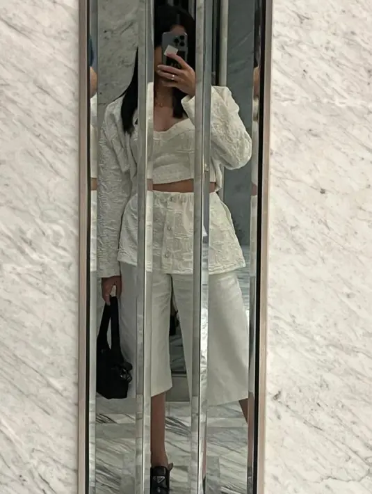 Keisya Levronka tampil semi formal dengan setelan crop top serba putih. [Foto: IG/keisyalevronka].