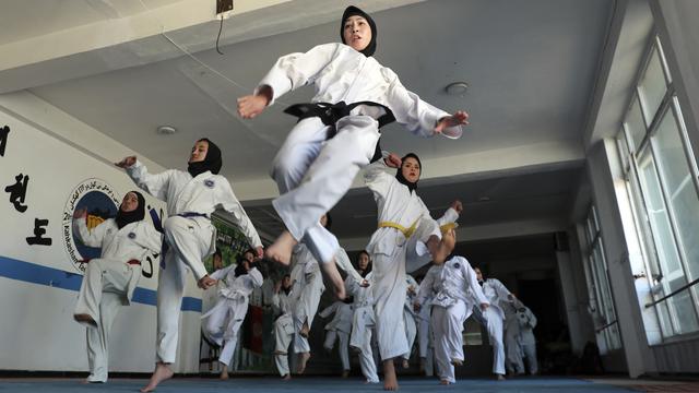 Berlatih Taekwondo untuk Pertahanan Para Gadis Afghanistan