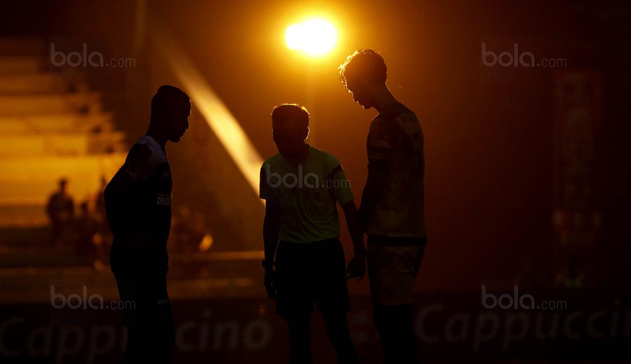 Pemain Unpad saat melawan UPI pada laga Torabika Campus Cup 2017 di Gor Jati Padjajaran, Jatinangor, Rabu (27/9/2017). Unpad Takluk 3-2 lewat adu penalti dari UPI. (Bola.com/M Iqbal Ichsan)