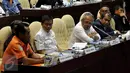 Menteri PU PR Basuki Hadimuljono (tengah) saat berada di Kompleks Parlemen, Senayan, Jakarta, Selasa (29/9/2015). Komisi V membahas anggaran kementerian dan lembaga mitra kerja Komisi V tahun 2016. (Liputan6.com/Johan Tallo)