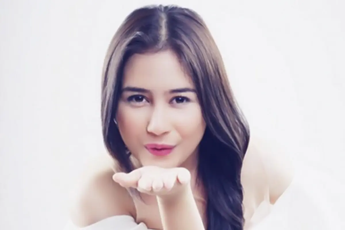 Prilly Latuconsina 