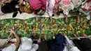 Sejumlah anak yatim, kaum dhuafa bersama lima WNA menikmati makanan nasi liwet sambil lesehan di Rumah Amalia, Ciledug, Kota Tangerang, Sabtu (3/3). Lima WNA itu tergabung dalam komunitas couchsurfing Indonesia. (Liputan6.com/Fery Pradolo)