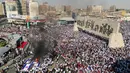 Massa juga membakar bendera Israel. (Ahmad Al-rubaye/AFP)