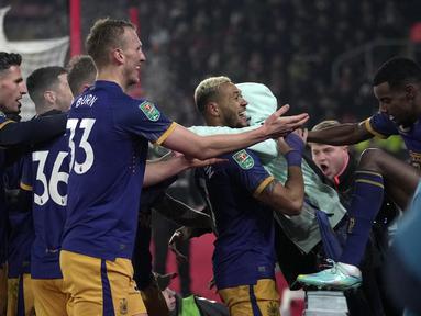 Penyerang Newcastle United, Joelinton (tengah) berselebrasi dengan rekan setimnya setelah mencetak gol ke gawang Southampton di menit ke-73 pada leg pertama pertandingan semifinal Piala Carabao di St Mary's Stadium di Southampton, Inggris, Rabu (24/1/2023). Newcastle menang tipis atas Southampton dengan skor 1-0. (AP Photo/ Kin Cheung)