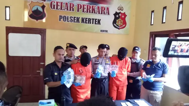 Kepolisian Sektor Kertek, Wonosobo menangkap dua pelaku peredaran uang palsu dan menyita barang bukti uang palsu sejumlah 37.400.000. (Foto: Liputan6.com/Istimewa/Muhamad Ridlo)