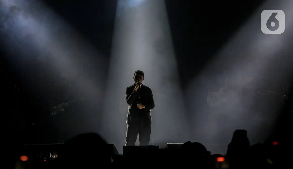 Penyanyi Tulus tampil menghibur penggemarnya saat konser bertajuk “Tulus Tur Manusia 2023" di Jiexpo Kemayoran, Jakarta Pusat, Jumat (3/3/2023). Konser bertajuk Tur Manusia 2023 di Jakarta menjadi penutup perjalanan rangkaian konser Tulus, yang telah digelar di 11 kota di Indonesia.  (Liputan6.com/Faizal Fanani)