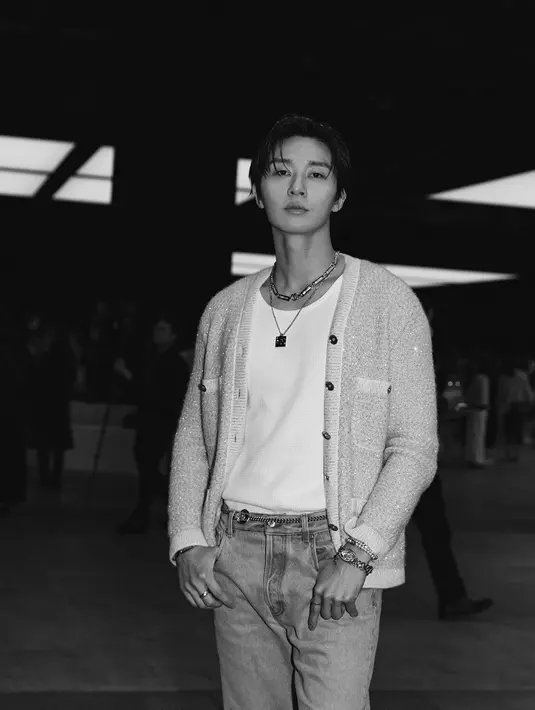 Park Seo Joon mengenakan encru and golden alpaca cardigan dari koleksi Fall-Winter 2023/24 RTW pre-collection. [Credit: CHANEL].