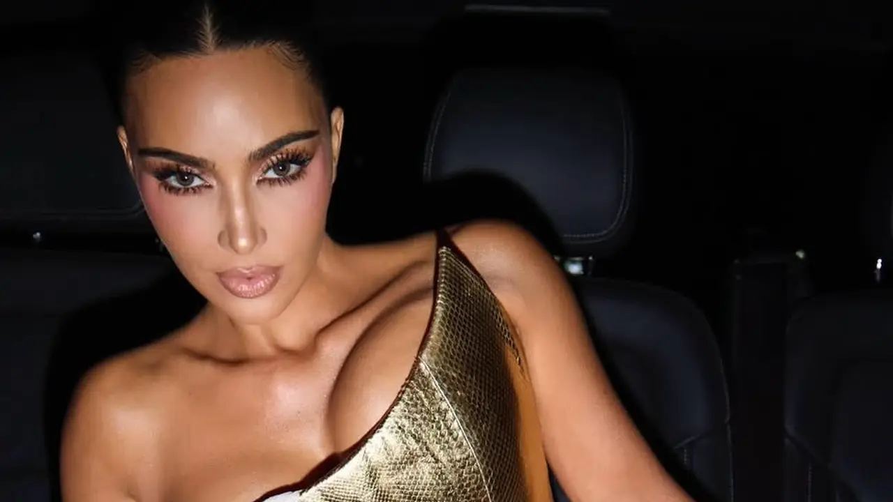 Kim Kardashian mengenakan gaun vintage saat ulang tahun. [@kimkardashian]