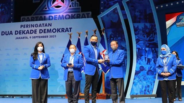 Ketua Umum Partai Demokrat Agus Harimurti Yudhoyono (AHY) memberikan penghargaan kepada 35 pendiri dan fungsionaris senior partainya.