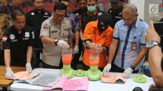 Kadiv Humas Polda Metro Jaya Kom bes Pol Argo Yuwono memusnahkan pil ekstasi menggunakan blender di Polda Metro Jaya, Jakarta, Jumat (20/7). Polisi mengungkap peredaran 2.915 butir pil ekstasi dari jaringan Nigeria-Indonesia. (Liputan6.com/Arya Manggala)