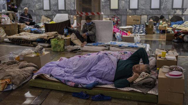 Sebagian Pengungsi Ukraina Masih Bertahan di Stasiun Kereta Bawah Tanah Kharkiv