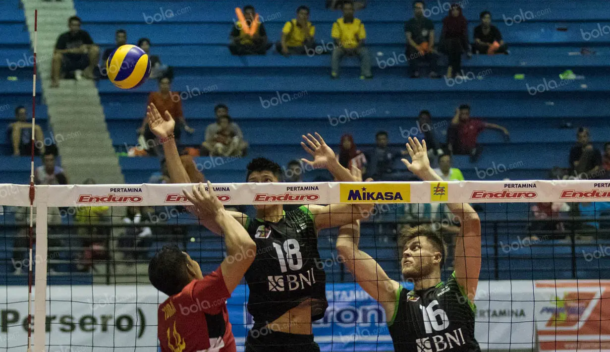 Pevoli Jakarta Pertamina Energi, Logan Tom (kanan), gagal melakukan blocking saat melawan Samator Surabaya. Kedua tim kini harus memanfaatkan dua laga sisa untuk tiket ke final. (Bola.com/Vitalis Yogi Trisna)