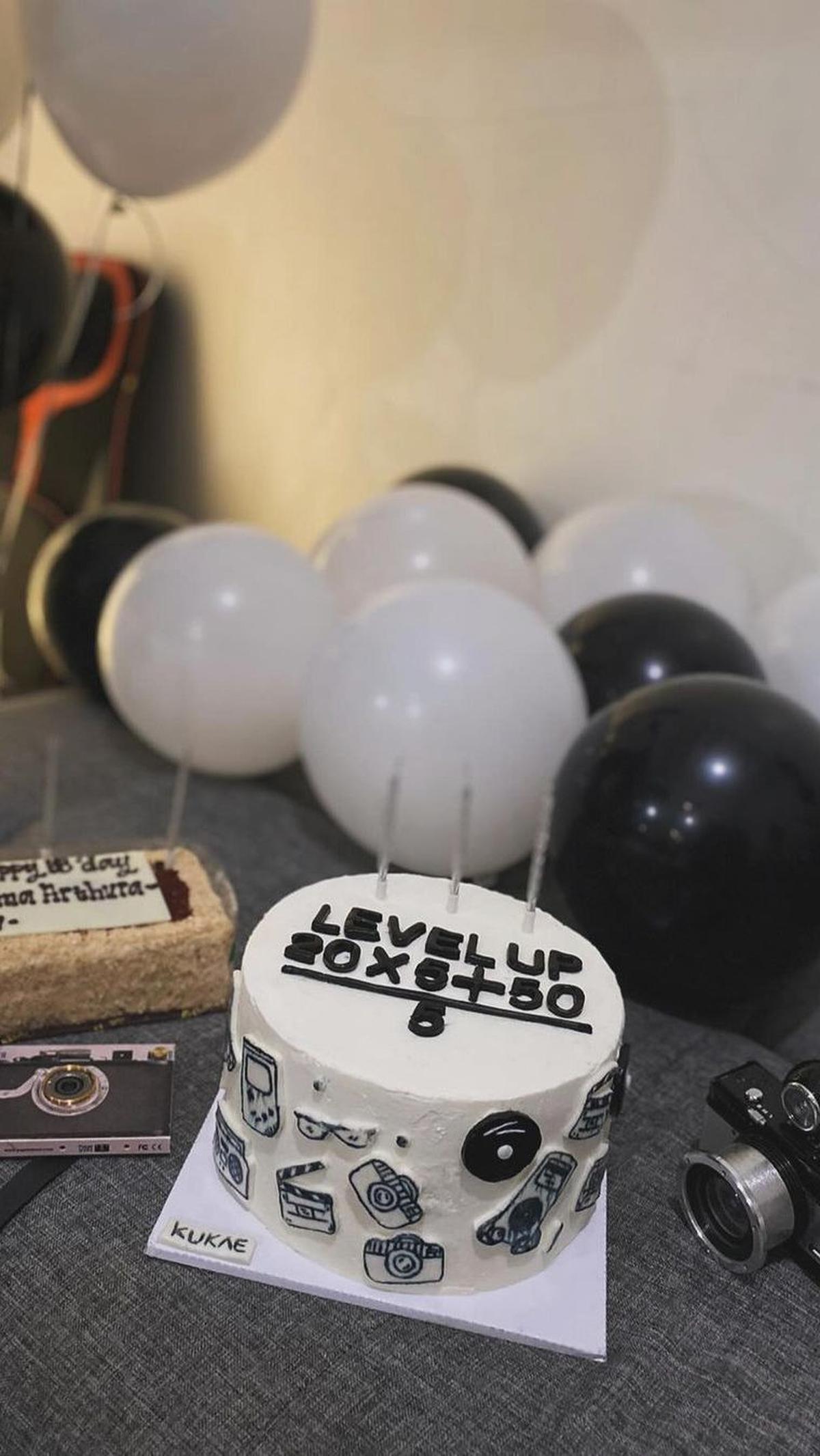 Terlihat bertema hitam putih, Adinda mendapat kue ulang tahun yang cukup unik.&nbsp;