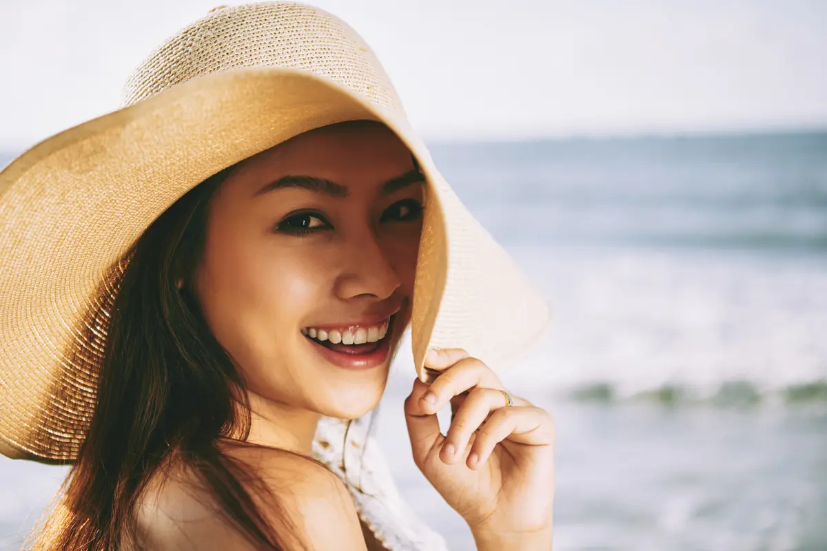 perempuan di pantai malu-malu