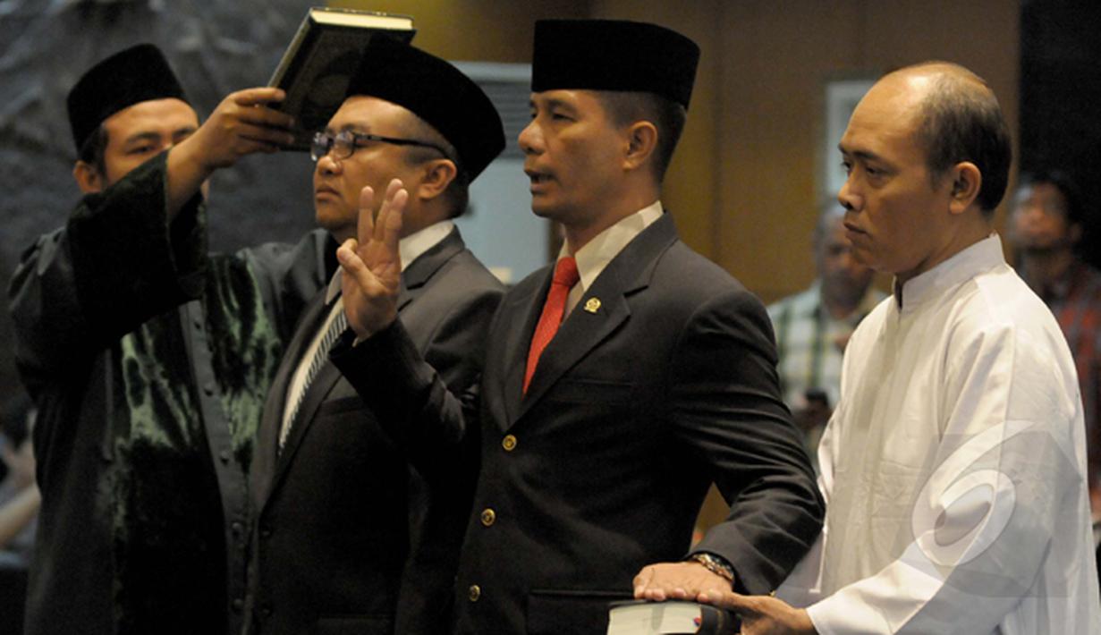 Ferry Kase (kedua kanan) dan Abdul Aziz (kedua kiri) diambil sumpahnya saat dilantik menjadi anggota MPR, Jakarta, Kamis (22/1/2015). (Liputan6.com/Andrian M Tunay)
