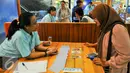 Pengunjung mencoba dubs ramalan kartu tarot yang berada di Nestea Fun X-Freshion, Jakarta, Kamis (28/4/2016). Nestea gelar Fun X-Freshion Dubs Challenge untuk mewadahi kreativitas dan ekspresi anak muda. (Liputan6.com/Yoppy Renato)