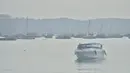 Seorang pria berdiri di perahu saat kabut asap menyelimuti dermaga Phuket, Thailand, Jumat (9/10). Ada tujuh provinsi di daerah selatan Thailand yang kena imbas kabut asap Indonesia, namun kondisi di Phuket yang paling parah.(REUTERS/Sooppharoek Teepapan)